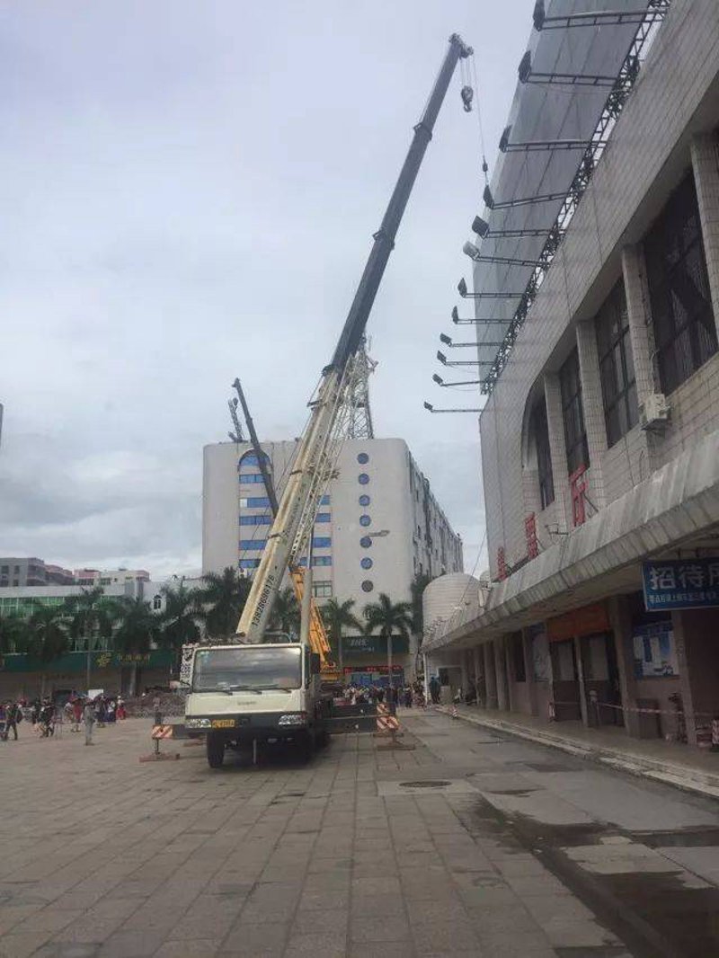广告牌安装：城市新风景线